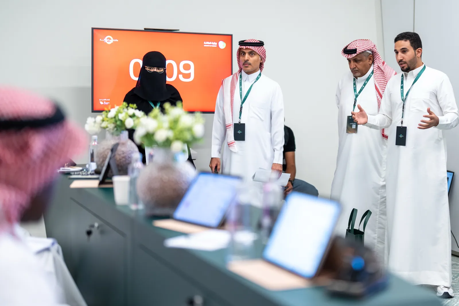 ناصر صبر يعرض فكرة الفريق أمام لجنة التحكيم