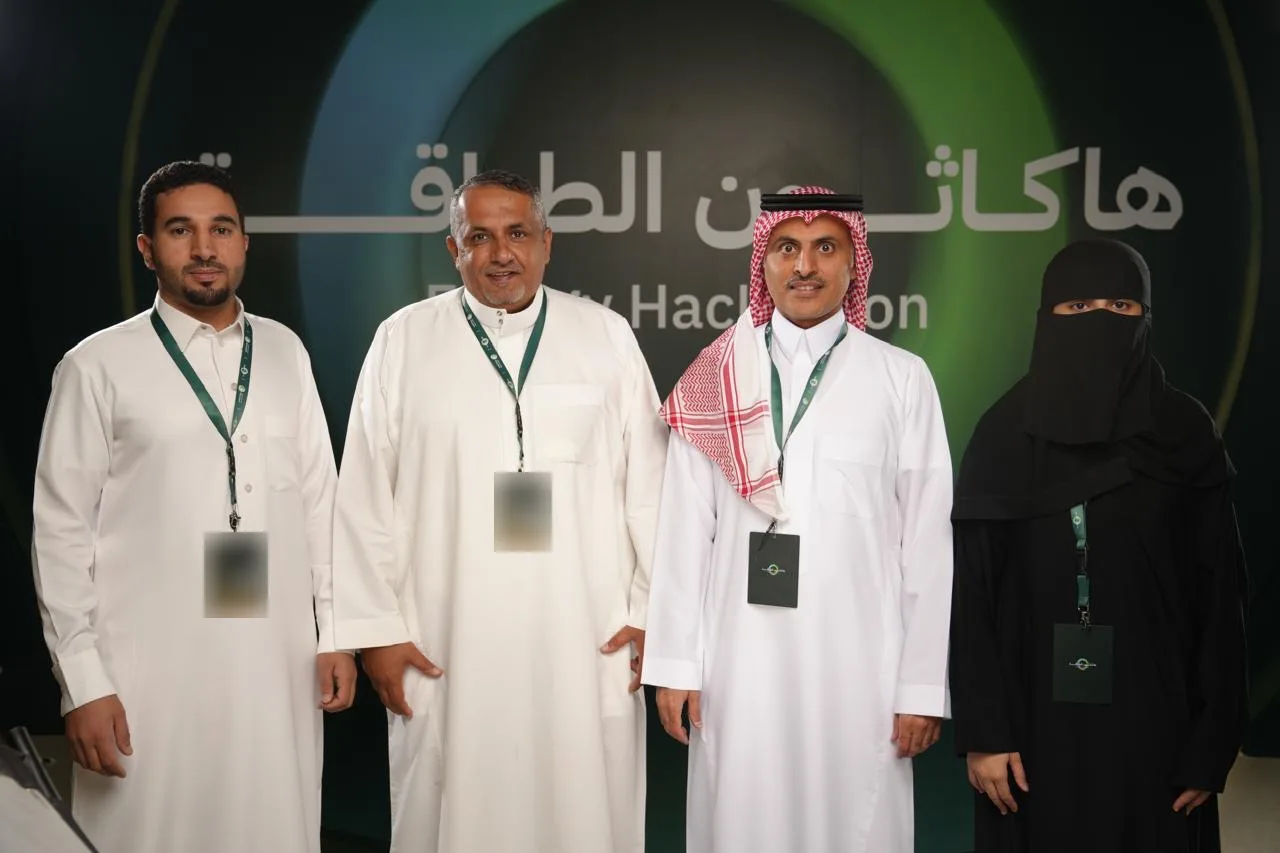 أعضاء الفريق في هاكاثون الطاقة